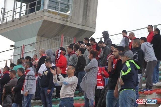 ניצחון שמשאיר אותם בצמרת. אוהדי מרמורק באצטדיון בלוד (לוטפי עיסא)